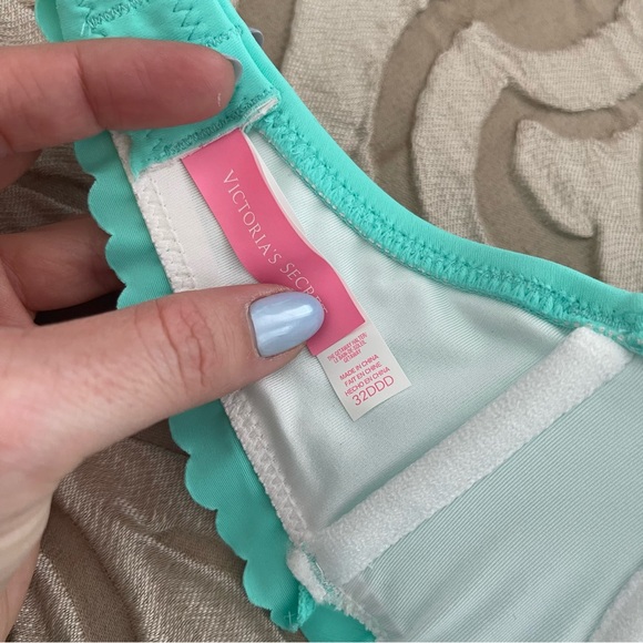 Victoria’s Secret Bikini - Picture 3 of 8